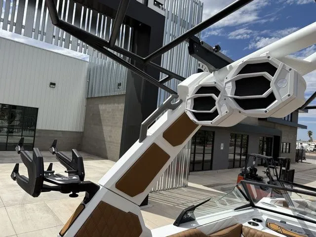 Slide: The Image of Tigé 24RZX 2026 - 16