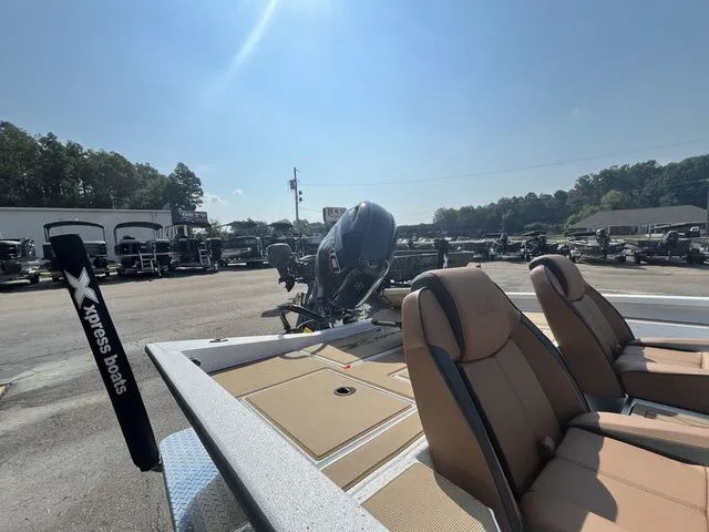 Slide: The Image of Xpress H17C Crappie 2025 - 17