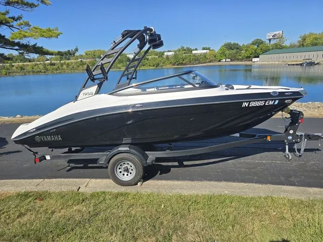 Slide: The Image of Yamaha 195S 2024 - 10