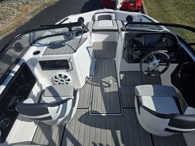 Slide: The Image of Yamaha 195S 2024 - 12