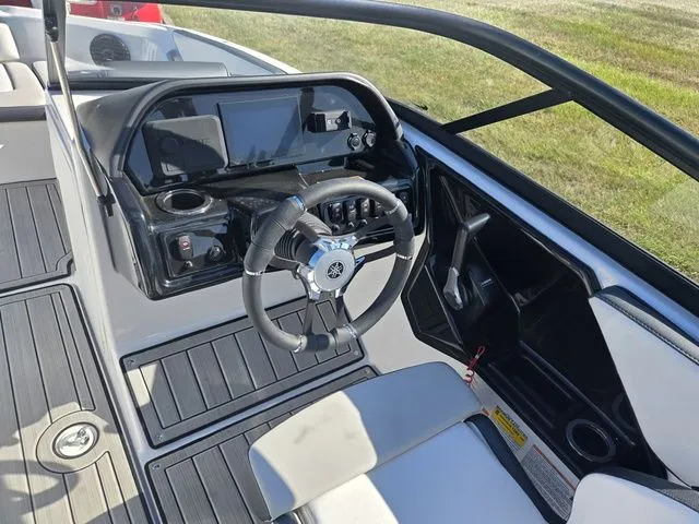 Slide: The Image of Yamaha 195S 2024 - 13