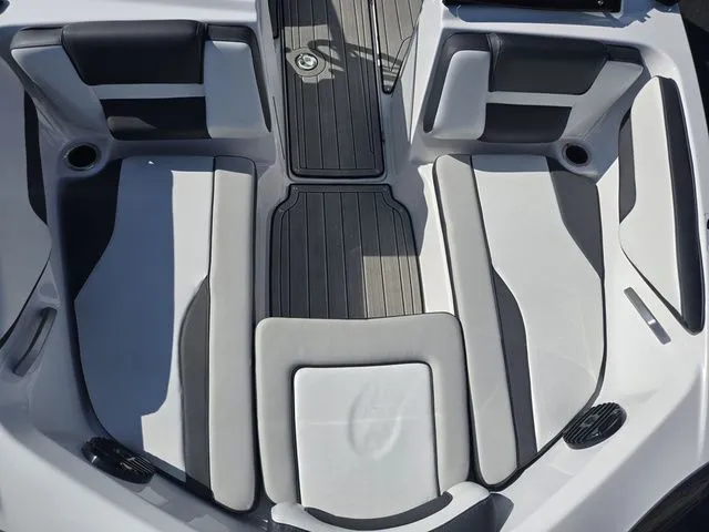 Slide: The Image of Yamaha 195S 2024 - 20