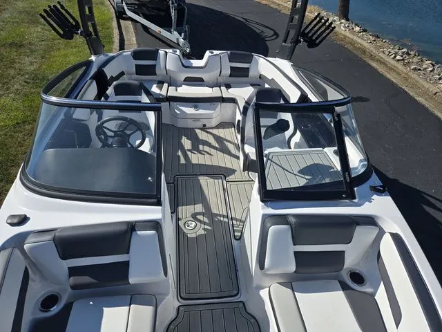 Slide: The Image of Yamaha 195S 2024 - 21