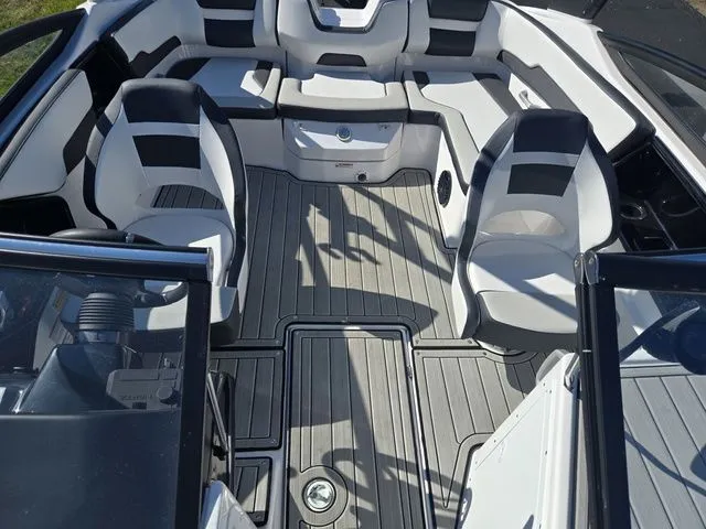 Slide: The Image of Yamaha 195S 2024 - 22