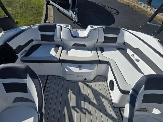 Slide: The Image of Yamaha 195S 2024 - 23