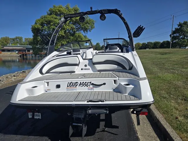 Slide: The Image of Yamaha 195S 2024 - 3