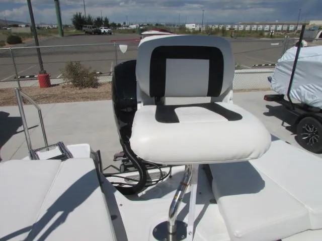 Slide: The Image of Tahoe 200 FS 2022 - 17