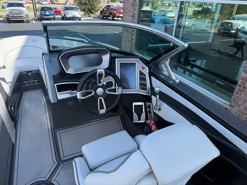 Slide: The Image of MasterCraft XT23 2020 - 12