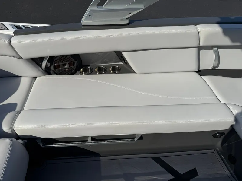 Slide: The Image of MasterCraft XT23 2020 - 16