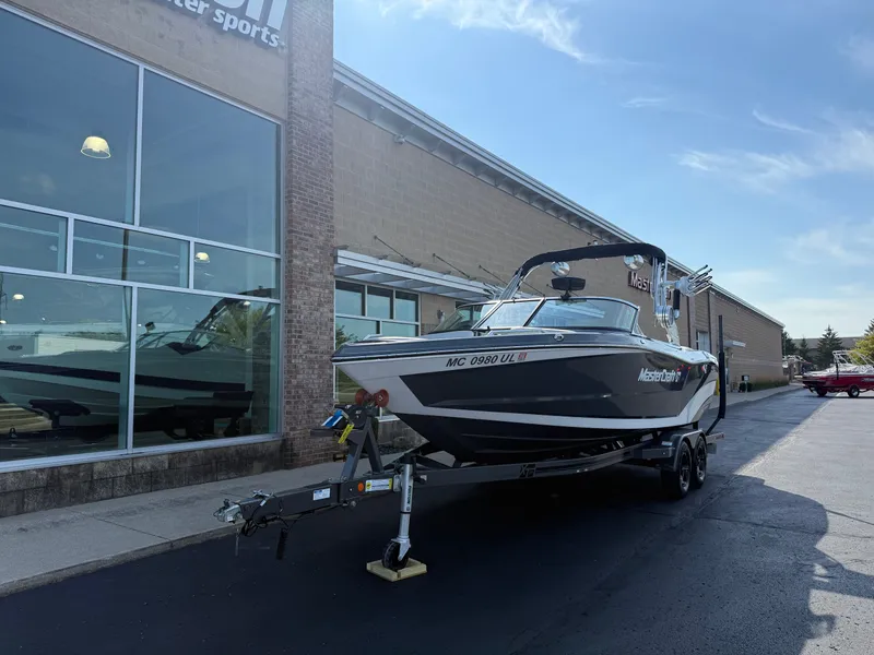 Slide: The Image of MasterCraft XT23 2020 - 7