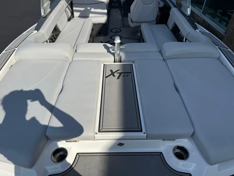 Slide: The Image of MasterCraft XT23 2020 - 8