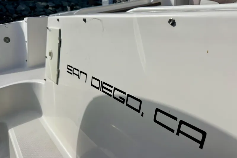 Slide: The Image of 2018 Wellcraft 290 Coastal boat with "San Diego, CA" text on the side. - 10