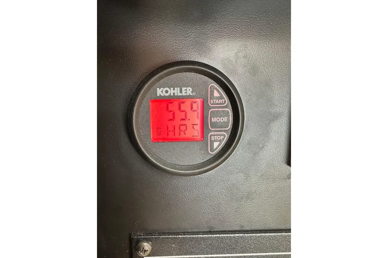 Slide: The Image of Kohler generator display showing 559 hours on a 2018 Wellcraft 290 Coastal boat. - 51
