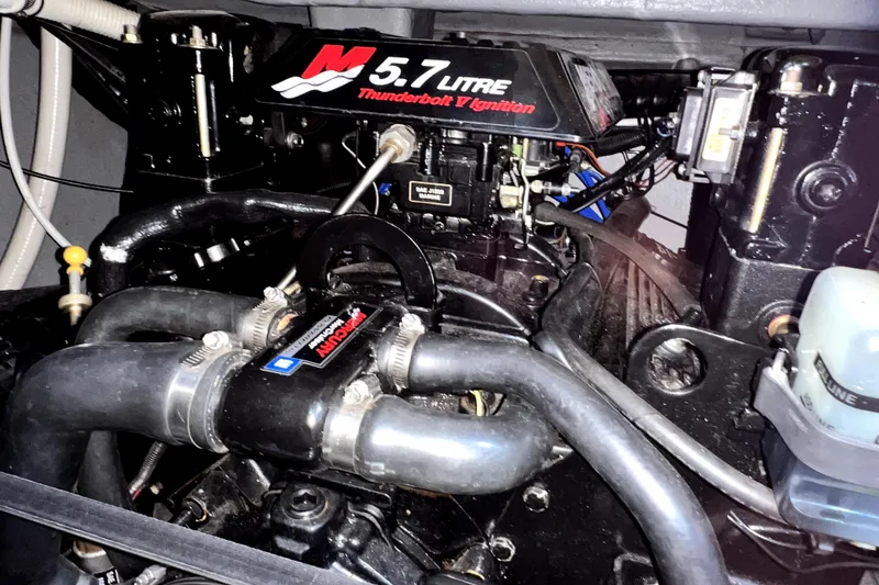 Slide: The Image of Engine of 2000 Monterey 322 Cruiser with 5.7L Thunderbolt V ignition system. - 43