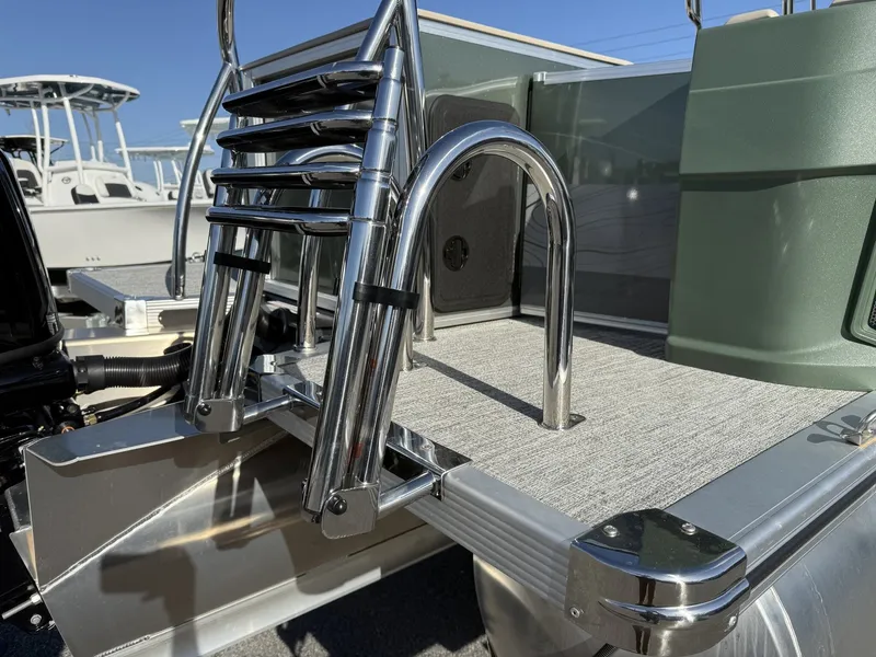 Slide: The Image of Avalon GS GEO FISH 25 T TOP-TRITOON-200HP 2025 - 4