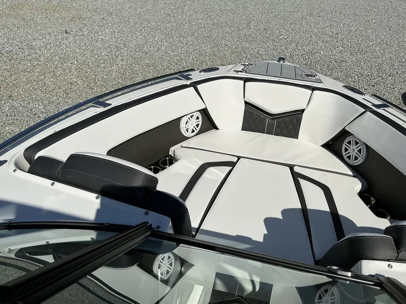 Slide: The Image of Monterey 215SS Super Sport 2025 - 8