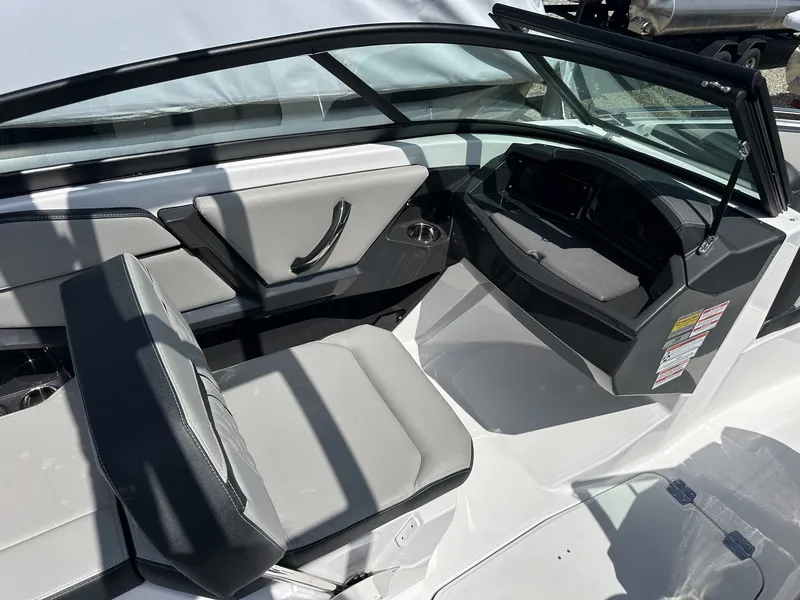 Slide: The Image of Monterey 215SS Super Sport 2025 - 9