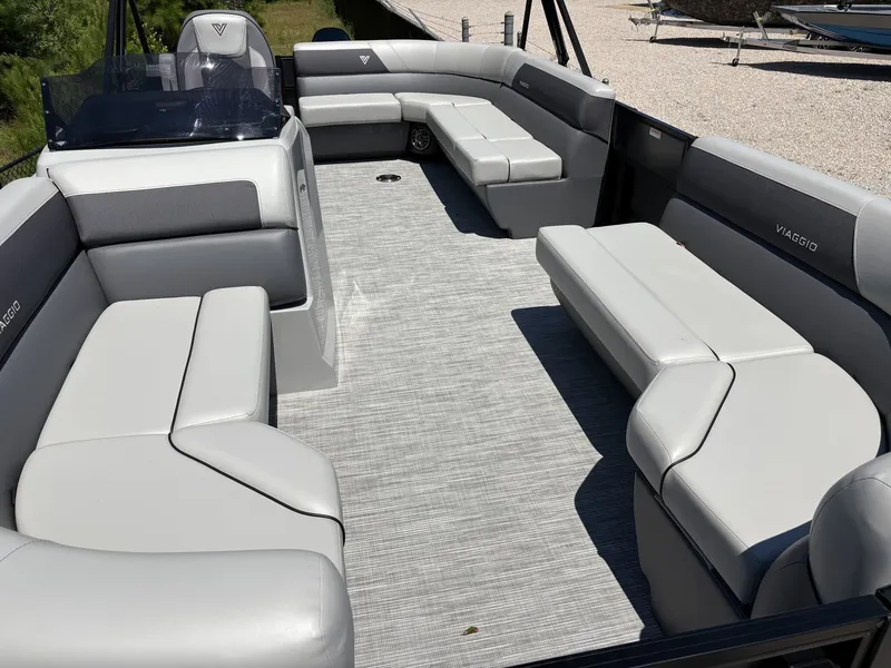 Slide: The Image of Viaggio Lago V 20 C-SUZUKI 115 2025 - 9