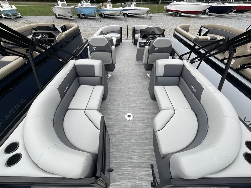 Slide: The Image of Viaggio Lago V 22U-SUZUKI 140 2025 - 8