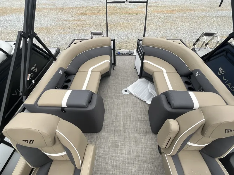 Slide: The Image of Viaggio Lago X 22U-SUZUKI 140 2025 - 8