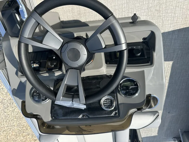 Slide: The Image of Avalon Venture 21 QUAD LOUNGER-115HP 2025 - 8