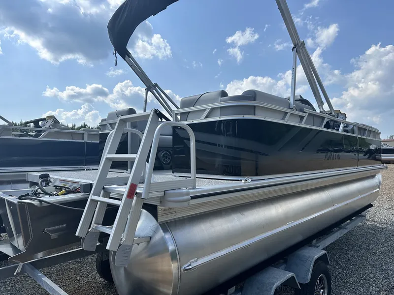 Slide: The Image of Avalon Venture Quad Lounge - 21' 2025 - 3