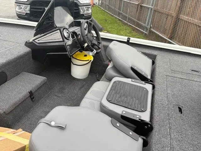 Slide: The Image of Lowe Stinger ST175 2025 - 2