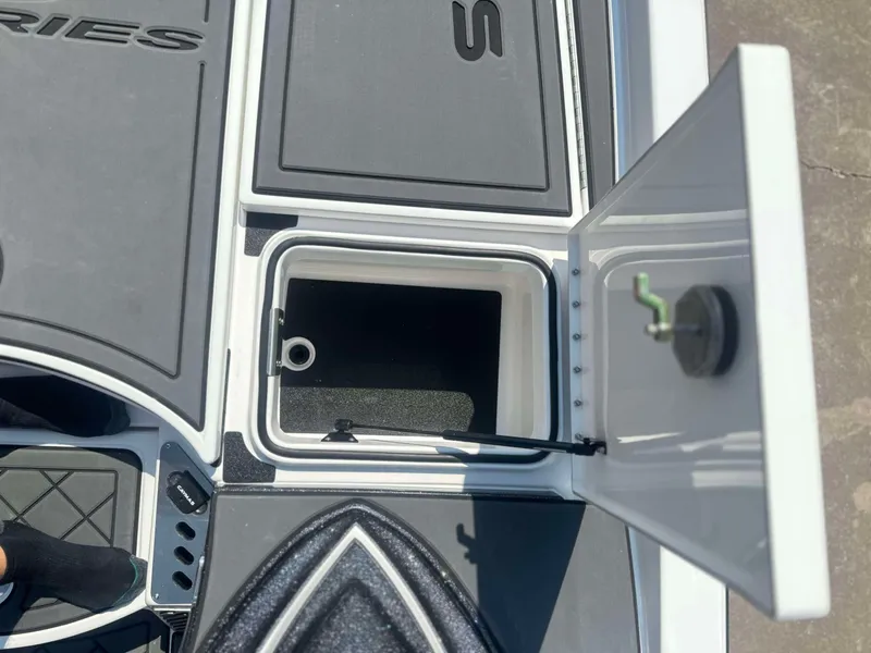 Slide: The Image of Caymas XS 21 PRO 2026 - 9