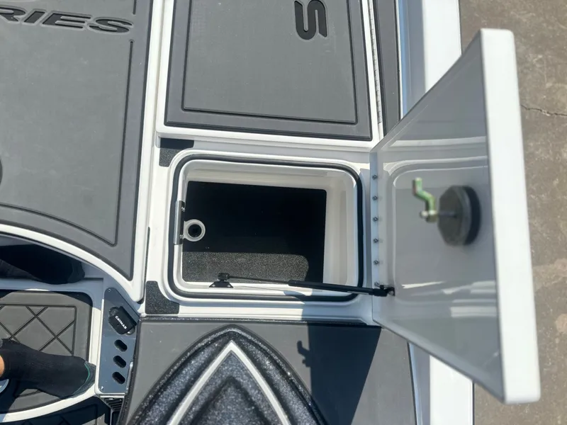 Slide: The Image of Caymas XS 21 PRO 2026 - 9