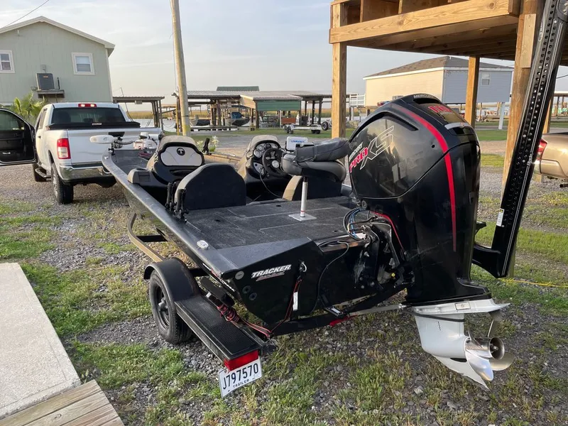 Slide: The Image of Tracker 190 TX 2021 - 18