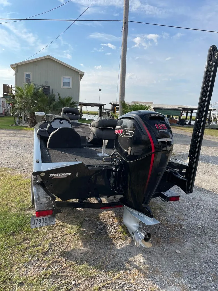 Slide: The Image of Tracker 190 TX 2021 - 5