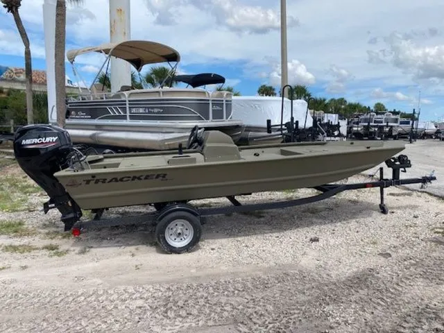 The Image of Tracker Grizzly 1648 Utility 2026 - 1