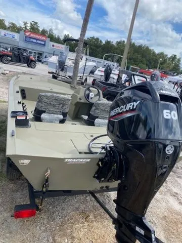 Slide: The Image of Tracker Grizzly® 1754 Utility 2026 - 3