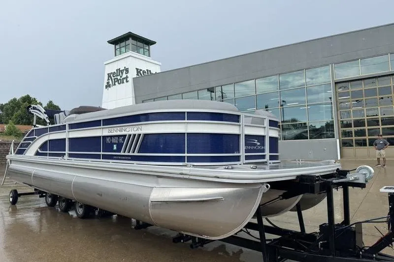 Slide: The Image of 2022 Bennington 26 LXSB pontoon boat on trailer at Kelly's Port dealership. - 20