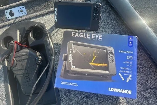 Slide: The Image of Lowrance Eagle Eye sonar system on Tracker Pro Team 195 boat, 2026 model. - 4
