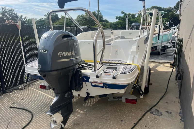 Slide: The Image of 2022 Hurricane SunDeck Sport 185 OB boat with Yamaha 115 outboard motor. - 4