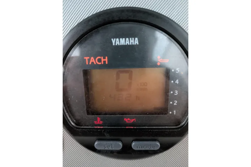 Slide: The Image of Yamaha tachometer display on 2004 Wellcraft 29 CCF boat dashboard. - 10