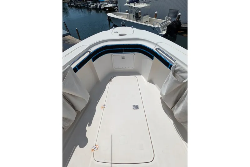 Slide: The Image of 2004 Wellcraft 29 CCF boat interior, featuring spacious deck and seating area. - 5