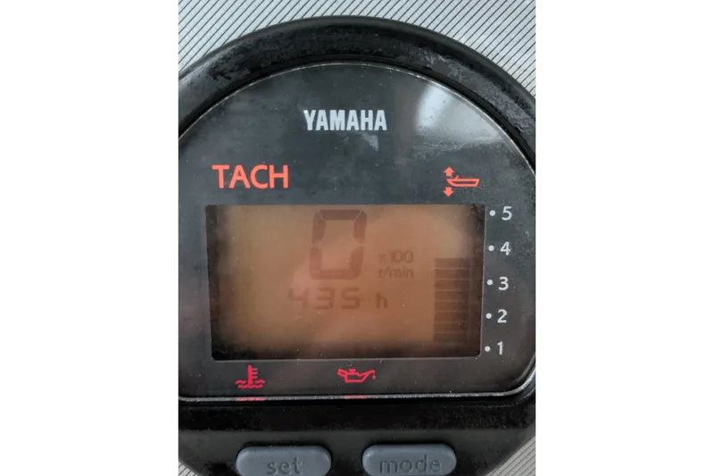Slide: The Image of Yamaha tachometer displaying 435 hours on a 2004 Wellcraft 29 CCF boat. - 9