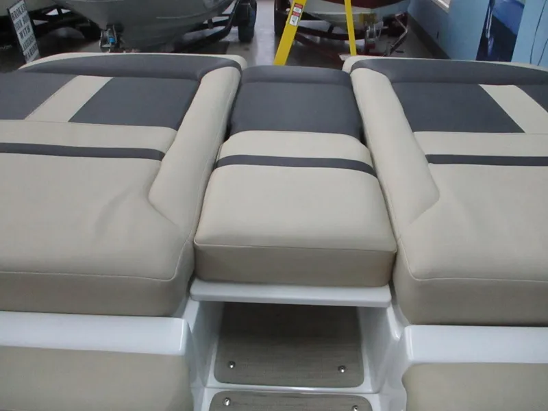 Slide: The Image of 2018 Rinker QX29 CC boat with MerCruiser outdrive and stainless steel propeller. - 15