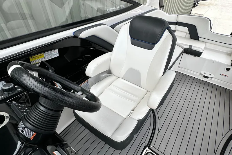 Slide: The Image of Captain's seat and steering wheel of 2018 Yamaha Boats 242 Limited S E-Series. - 6