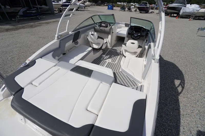 Slide: The Image of 2022 Chaparral 23 SSi OB boat interior with seating and steering wheel. - 39