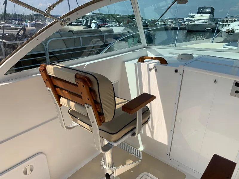 Slide: The Image of Captain's chair on 2004 Hunt Yachts Surfhunter 25, docked at marina. - 13