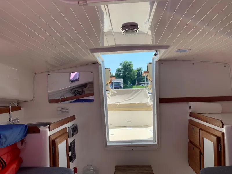 Slide: The Image of Interior view of 2004 Hunt Yachts Surfhunter 25, featuring cabin and wooden cabinetry. - 20