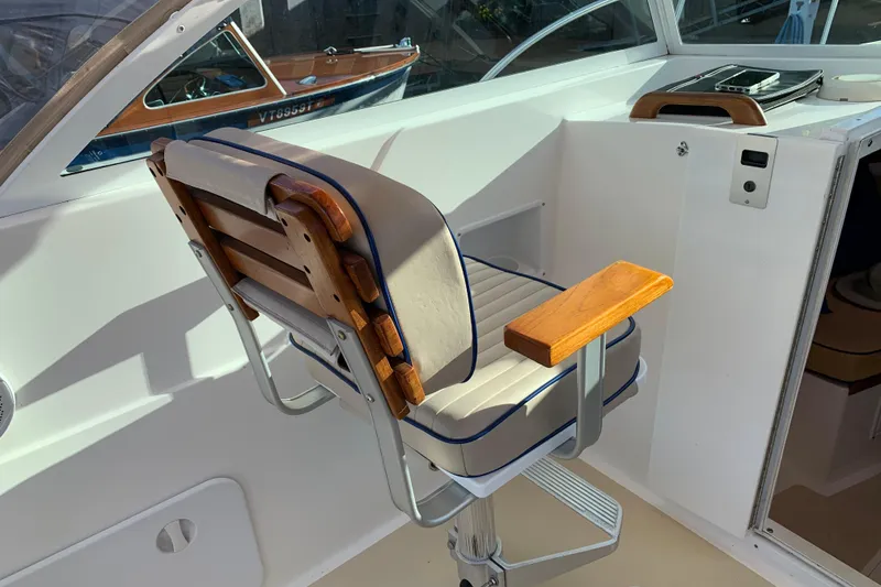 Slide: The Image of Captain's chair on 2004 Hunt Yachts Surfhunter 25, featuring wood accents and nautical design. - 37