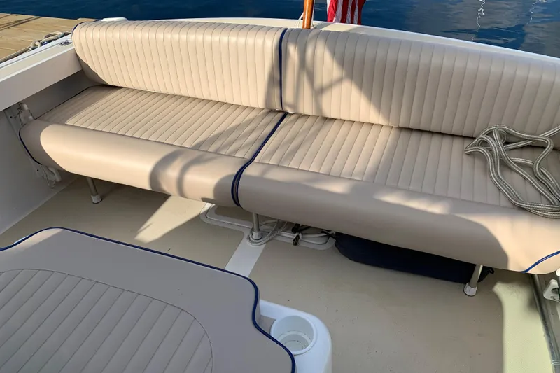 Slide: The Image of 2004 Hunt Yachts Surfhunter 25 interior with beige seating and nautical rope. - 42