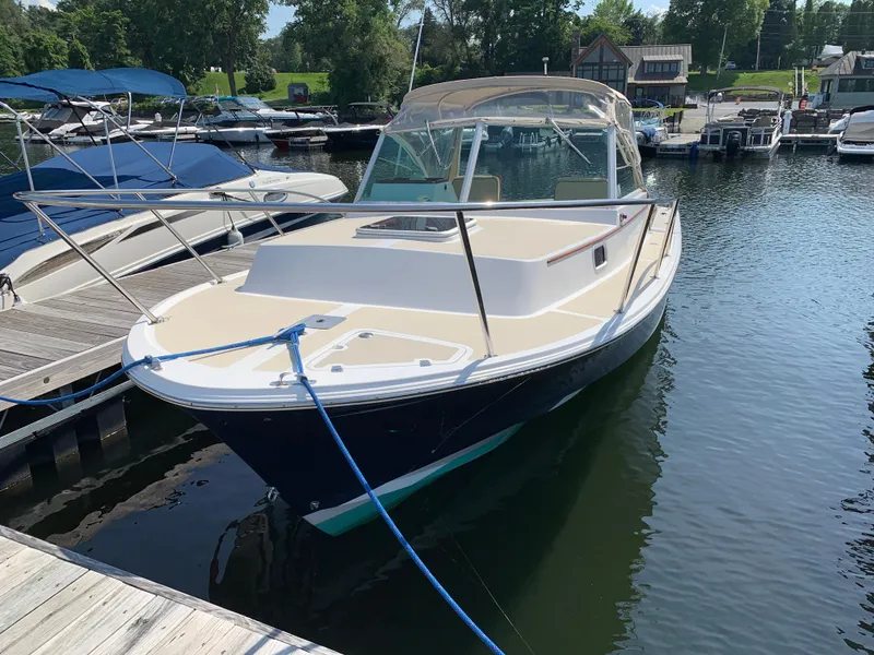Slide: The Image of 2004 Hunt Yachts Surfhunter 25 docked at a marina, surrounded by other boats. - 5