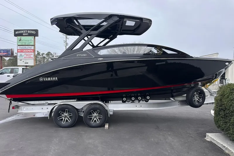 Slide: The Image of 2025 Yamaha Boats 275SD in black on trailer, side view. - 11
