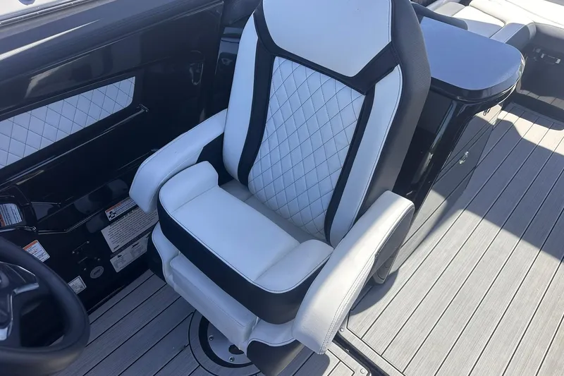 Slide: The Image of Luxury seating on 2025 Yamaha Boats 275SD, featuring diamond-stitched upholstery and sleek design. - 29