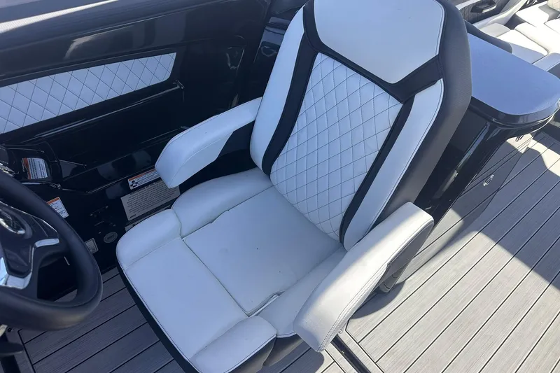 Slide: The Image of Luxury seating on 2025 Yamaha Boats 275SD, featuring sleek white and black design. - 30